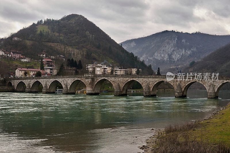 位于波斯尼亚-黑塞哥维那和斯普斯卡共和国维谢格拉德德里纳河上的Mehmed Pasha Sokolovic桥